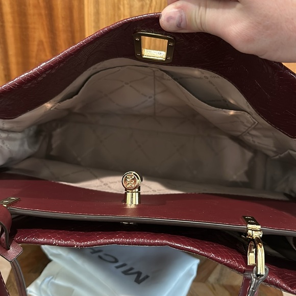 Michael Kors burgundy handbag - Picture 3 of 4